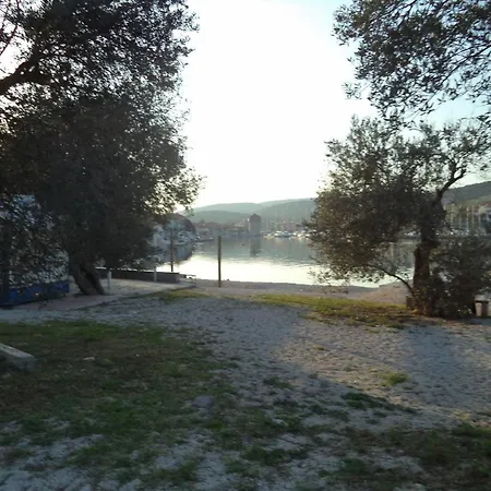 Apartment Grosse In Mit Garten, Gemeinsamem Pool Und Grill