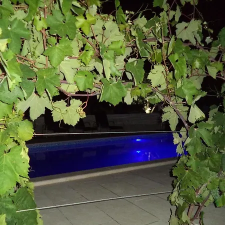 Grosse In Mit Garten, Gemeinsamem Pool Und Grill Marina