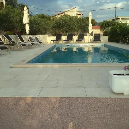 Grosse In Mit Garten, Gemeinsamem Pool Und Grill Apartment *