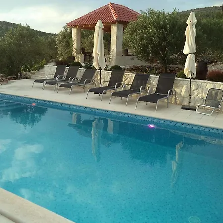 Apartment Grosse In Mit Garten, Gemeinsamem Pool Und Grill *