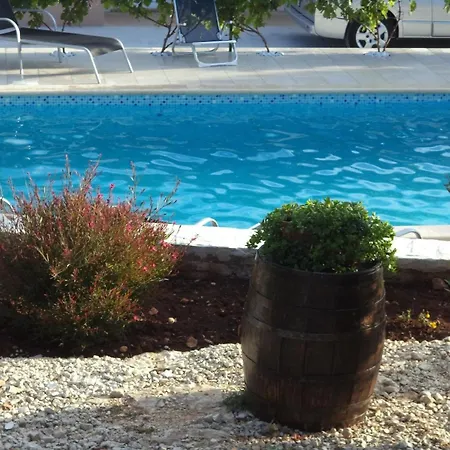 Grosse In Mit Garten, Gemeinsamem Pool Und Grill * Marina