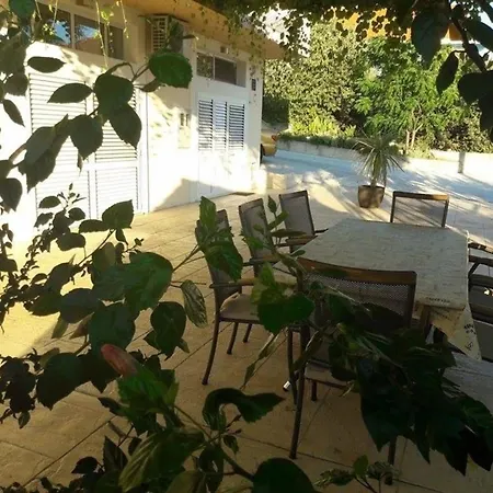 Grosse In Mit Garten, Gemeinsamem Pool Und Grill Apartment