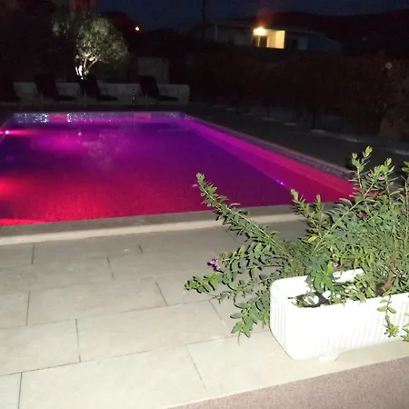 Apartment Grosse In Mit Garten, Gemeinsamem Pool Und Grill *