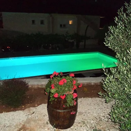 Grosse In Mit Garten, Gemeinsamem Pool Und Grill Apartment