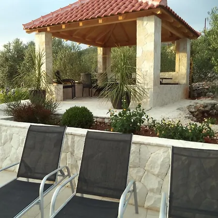 Apartment Grosse In Mit Garten, Gemeinsamem Pool Und Grill *