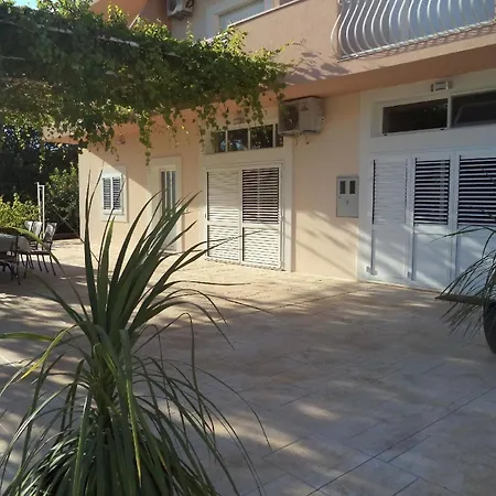 Grosse In Mit Garten, Gemeinsamem Pool Und Grill Apartment
